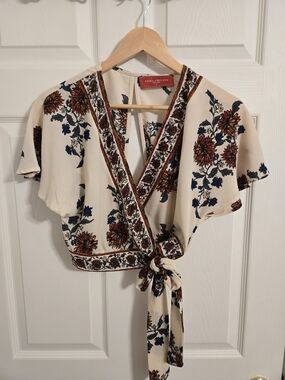 Akira Chicago Red Label Floral Wrap Crop Top in Cream Size Small
